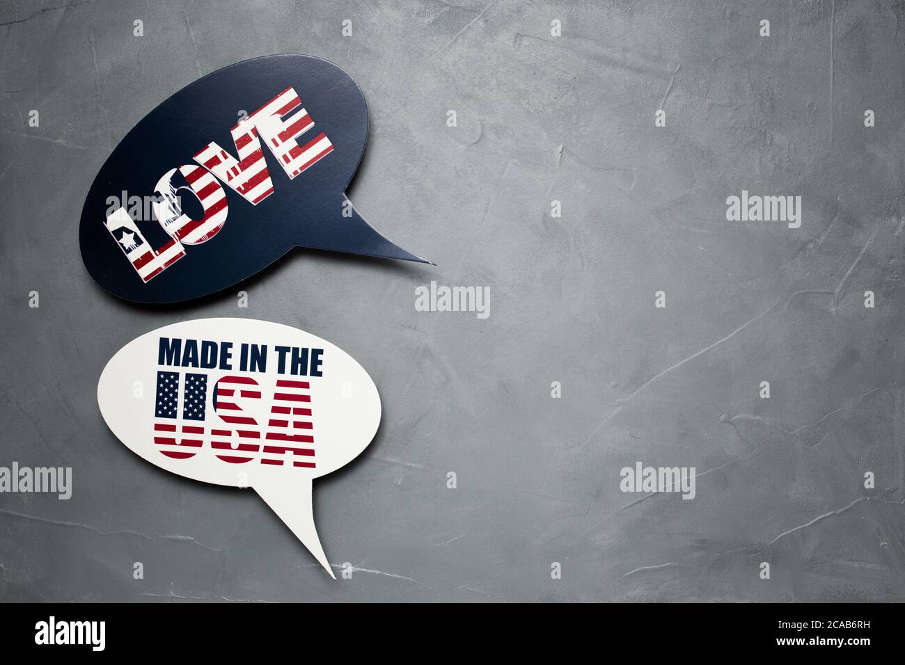 Segni che citano l'amore e Made in the USA forma delle finestre di dialogo su una superficie del nilo Foto Stock