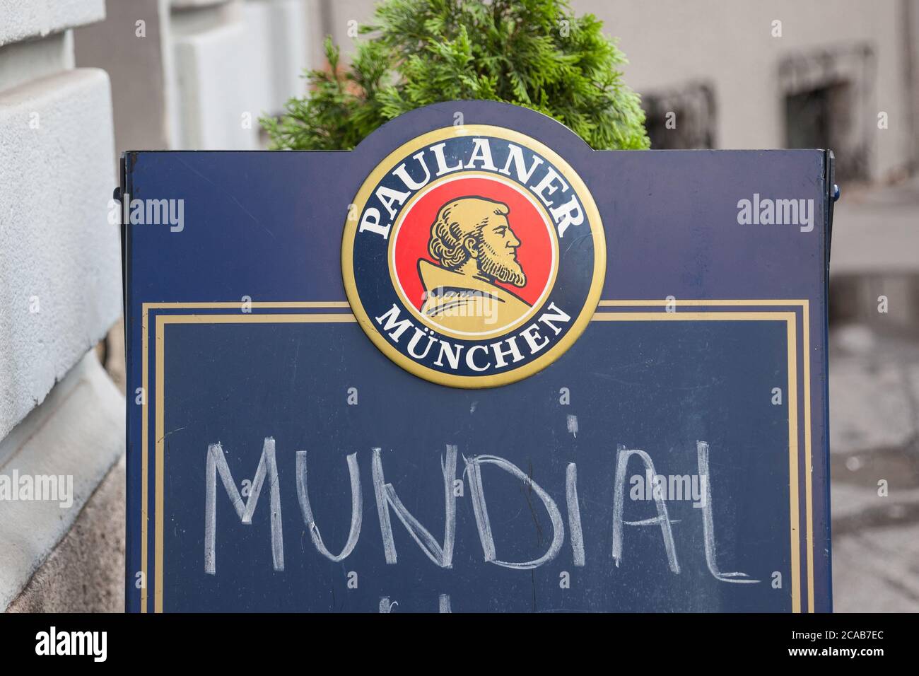 BELGRADO, SERBIA - 17 GIUGNO 2018: Il logo Paulaner Beer davanti alla terrazza di un bar serbo che fa pubblicità alla coppa del mondo di calcio. Paulaner Bier lo è Foto Stock