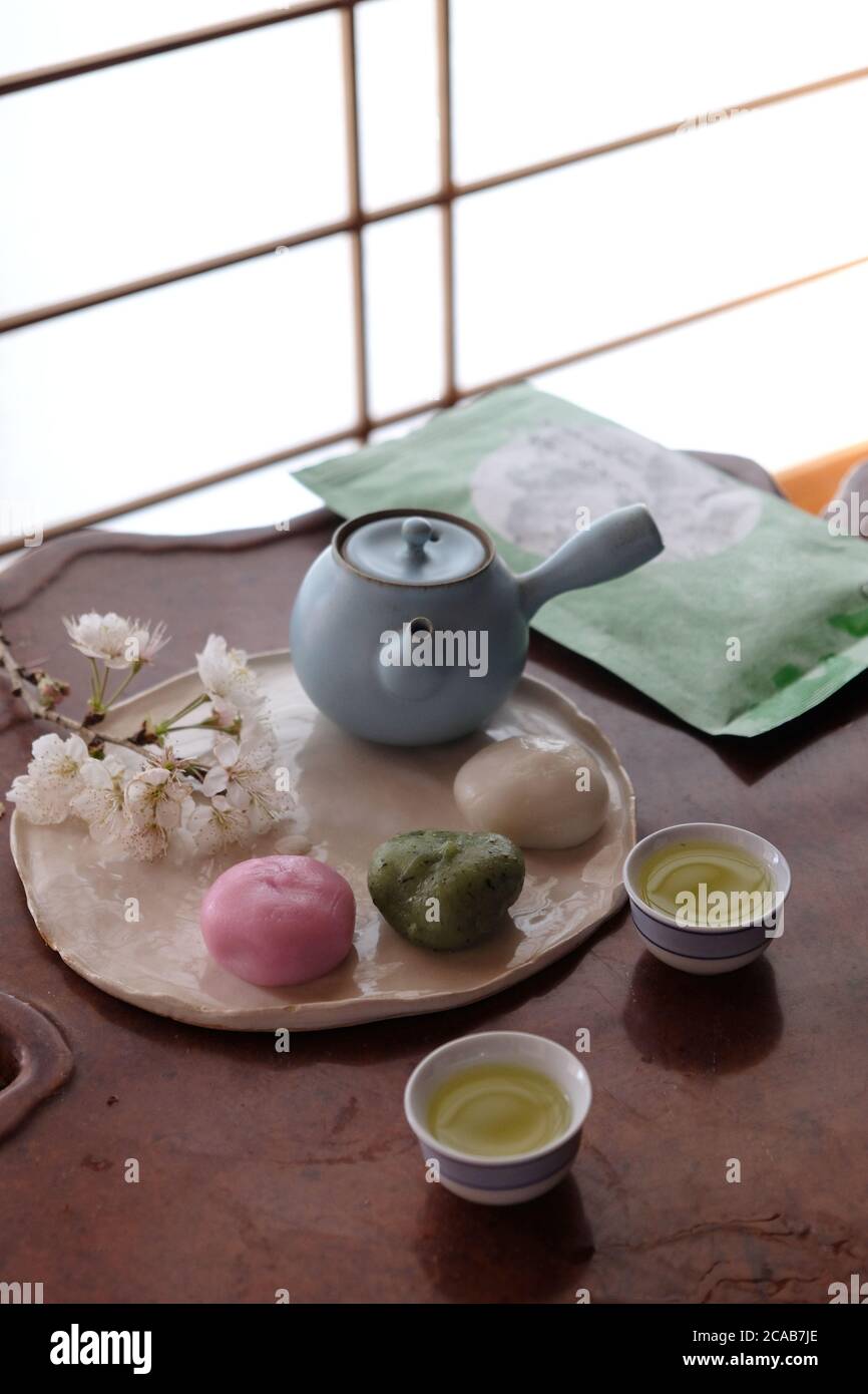 Tè verde con dessert giapponese Dango durante la stagione sakura. Dessert con sfondo tradizionale giapponese. Foto Stock