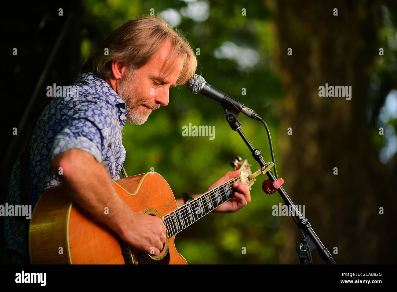 Il maestro blues Geoff Achison si esibisce al festival 'The Source' fringe nei Giardini Botanici di Benalla. 23 marzo 2019 Foto Stock