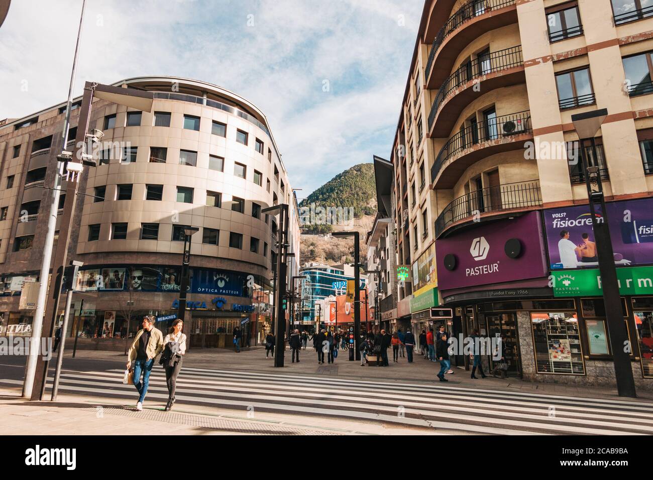 Il principale quartiere dello shopping di Andorra la Vella, Andorra. Popolare come destinazione duty free per i residenti in Francia e Spagna Foto Stock