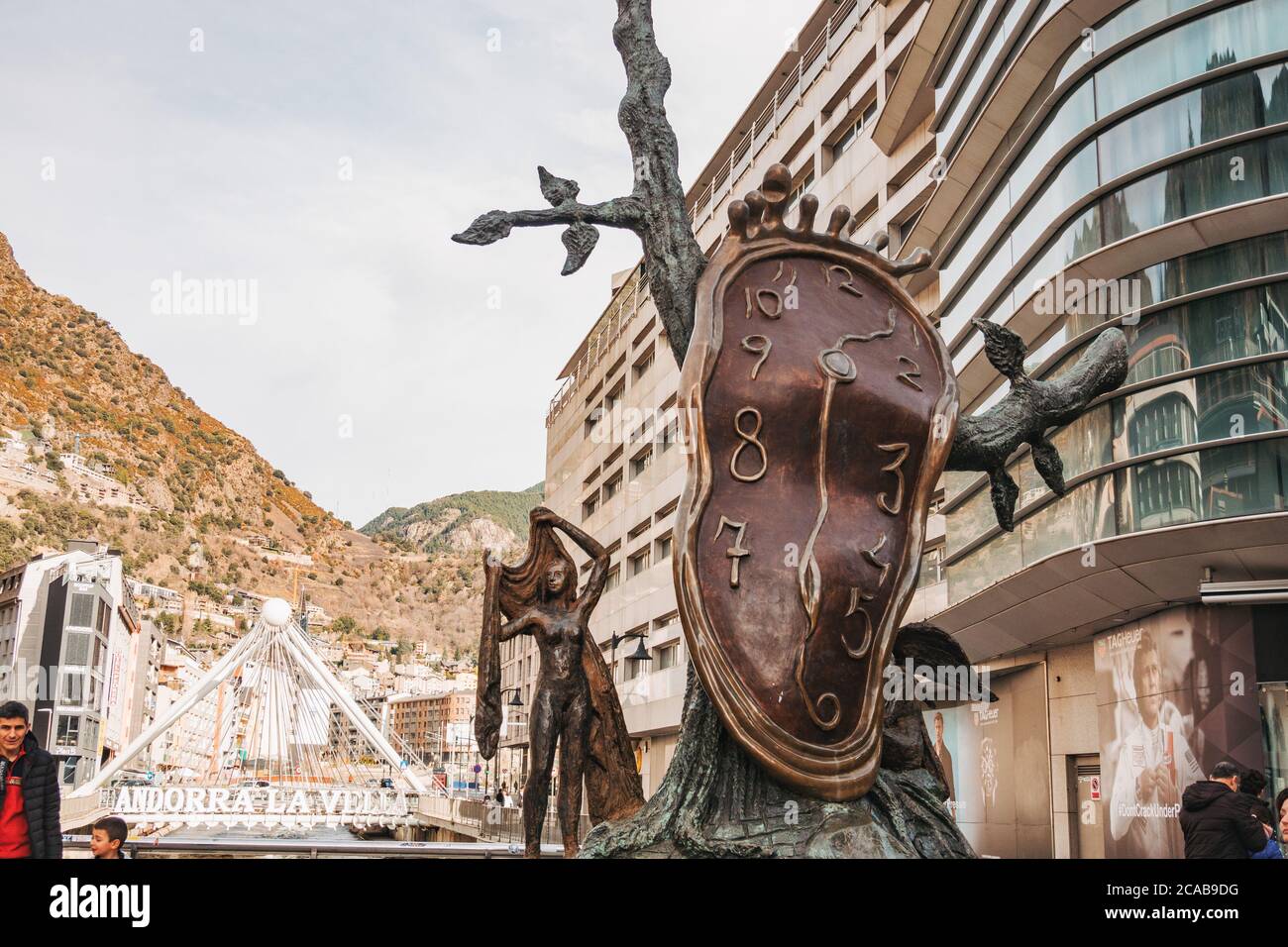 Il Pont de París e la statua di Noblesse du Temps (nobiltà del tempo) Salvador Dalí ad Andorra la Vella, capitale di Andorra Foto Stock