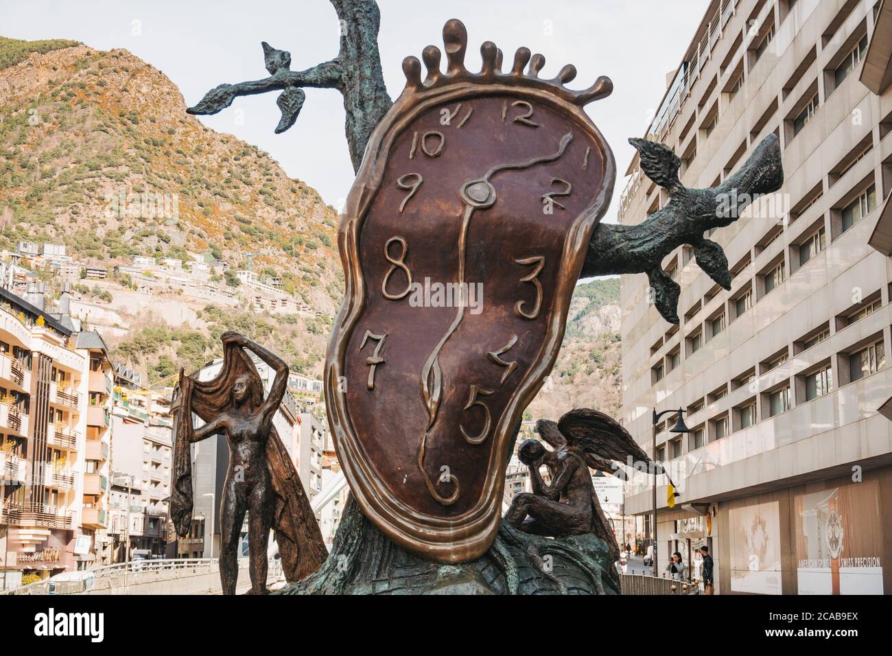 La nobiltà del tempo (la Noblesse Du Temps) scultura di Salvador Dalí in Andorra la Vella, capitale di Andorra Foto Stock