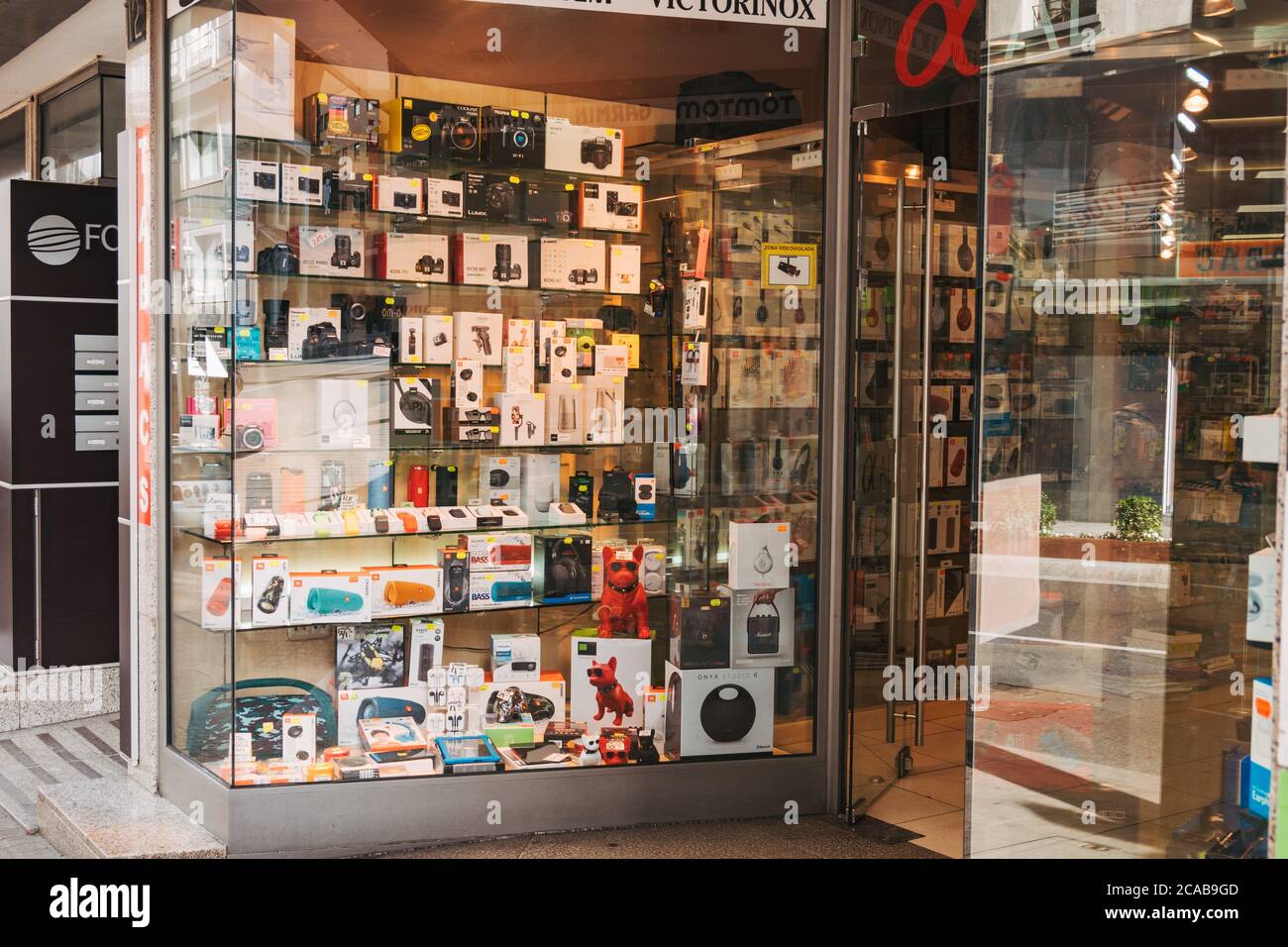Un negozio di elettronica ad Andorra la Vella. Andorra è una località popolare per acquistare merci duty free in Europa, senza tariffe e IVA a soli 4.5% Foto Stock