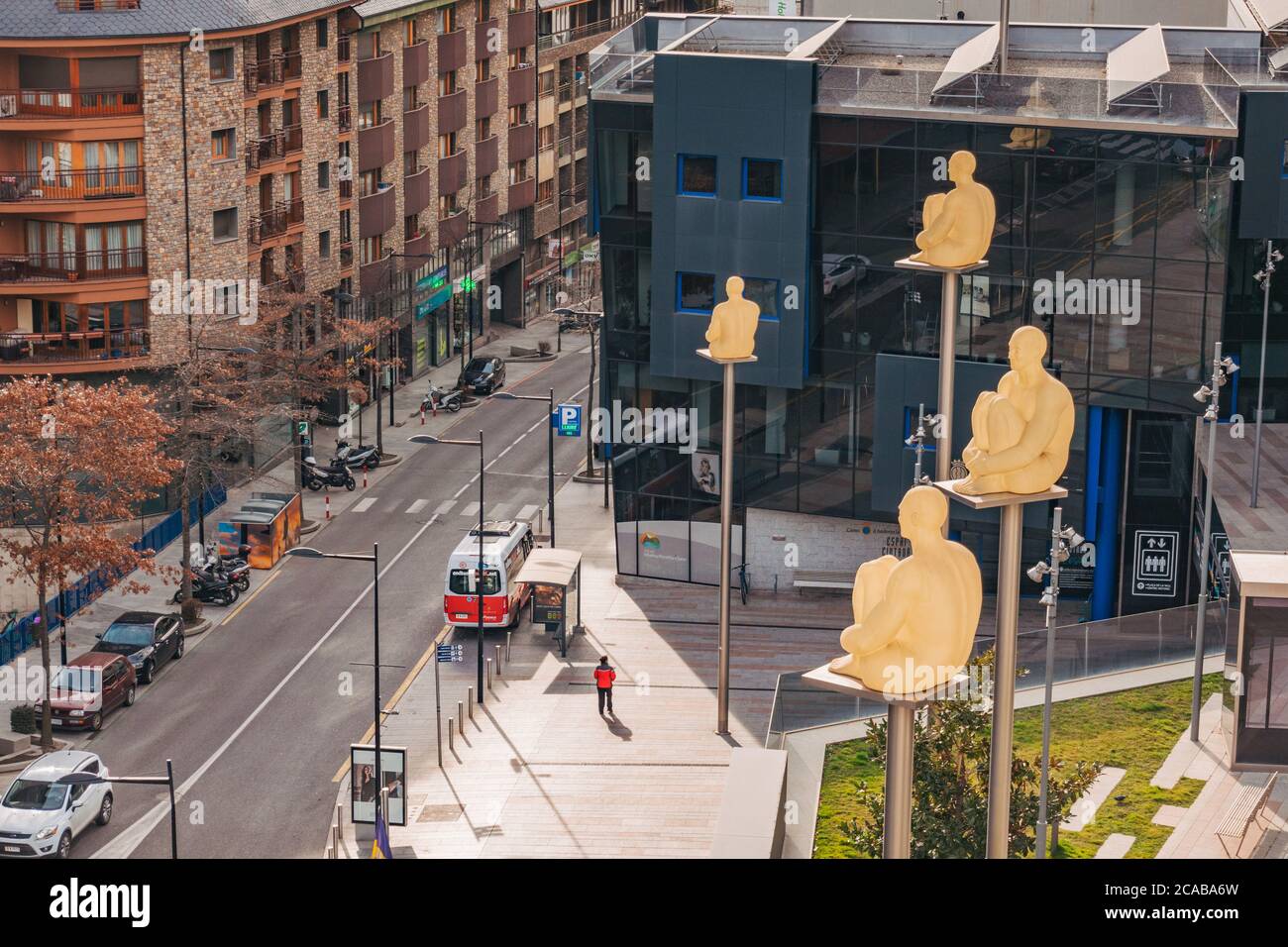 Statue '7 Poeti' che rappresentano le 7 parrocchie del paese montate su pali in acciaio di fronte al parlamento e uffici governativi di Andorra Foto Stock