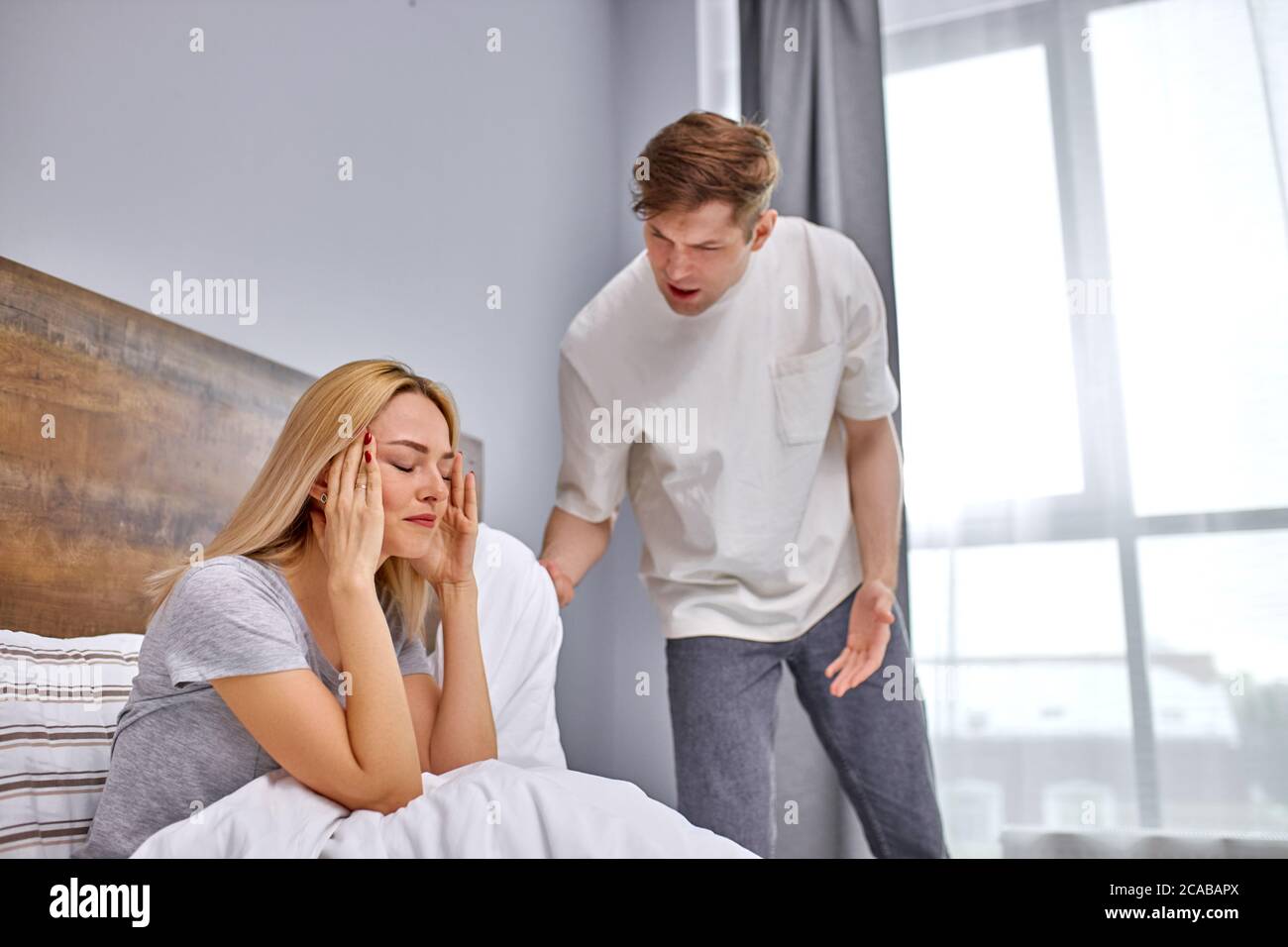 la moglie è offesa dal marito, è stanca dei tantrums del marito. bella coppia caucasica hanno problemi nei loro rapporti Foto Stock
