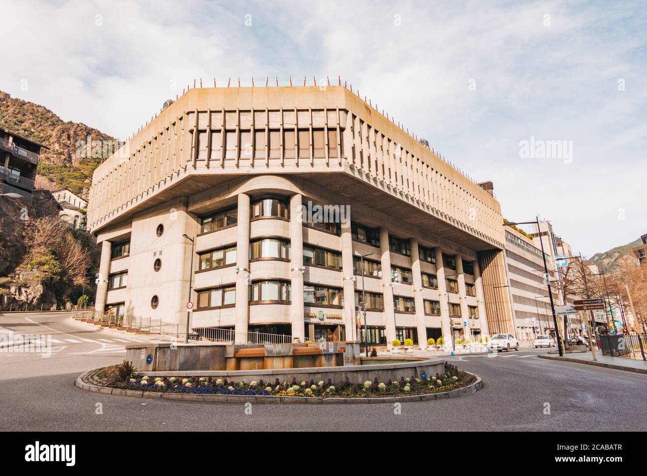 Un edificio amministrativo del governo di Andorra nella capitale, Andorra la Vella. Localmente conosciuto come il 'bunker' Foto Stock