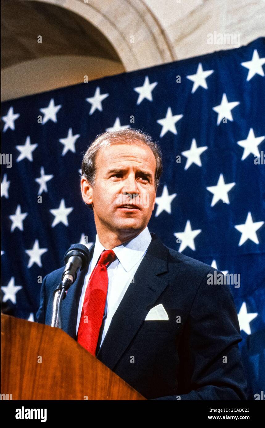 Il senatore degli Stati Uniti Joseph Biden (democratico del Delaware) annuncia la sua intenzione di correre per la nomina presidenziale democratica del 1988 a Washington, D.C. il 9 giugno 1987.Credit: Howard L. Sachs / CNP / MediaPunch Foto Stock