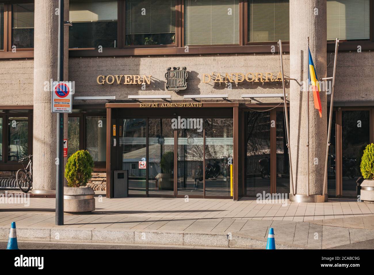 Ingresso al palazzo amministrativo del governo di Andorra nella capitale, Andorra la Vella. Localmente conosciuto come il 'bunker' Foto Stock