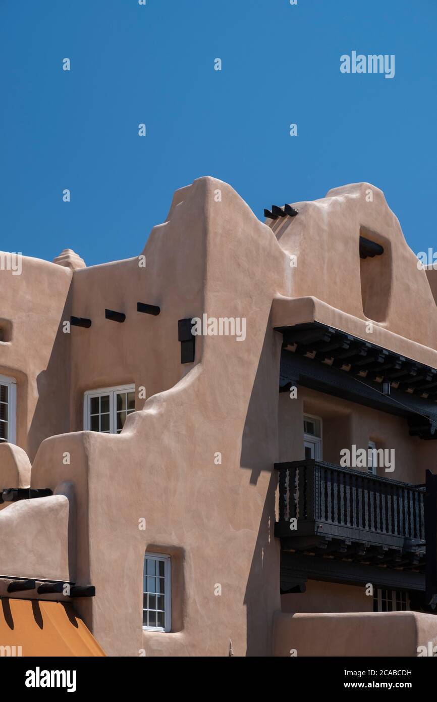 Esempi di architettura in stile Pueblo nel centro di Santa Fe, New Mexico Foto Stock