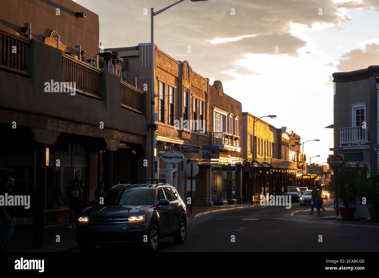 Riflessioni al tramonto guardando San Francisco Street a Santa Fe, New Mexico Foto Stock