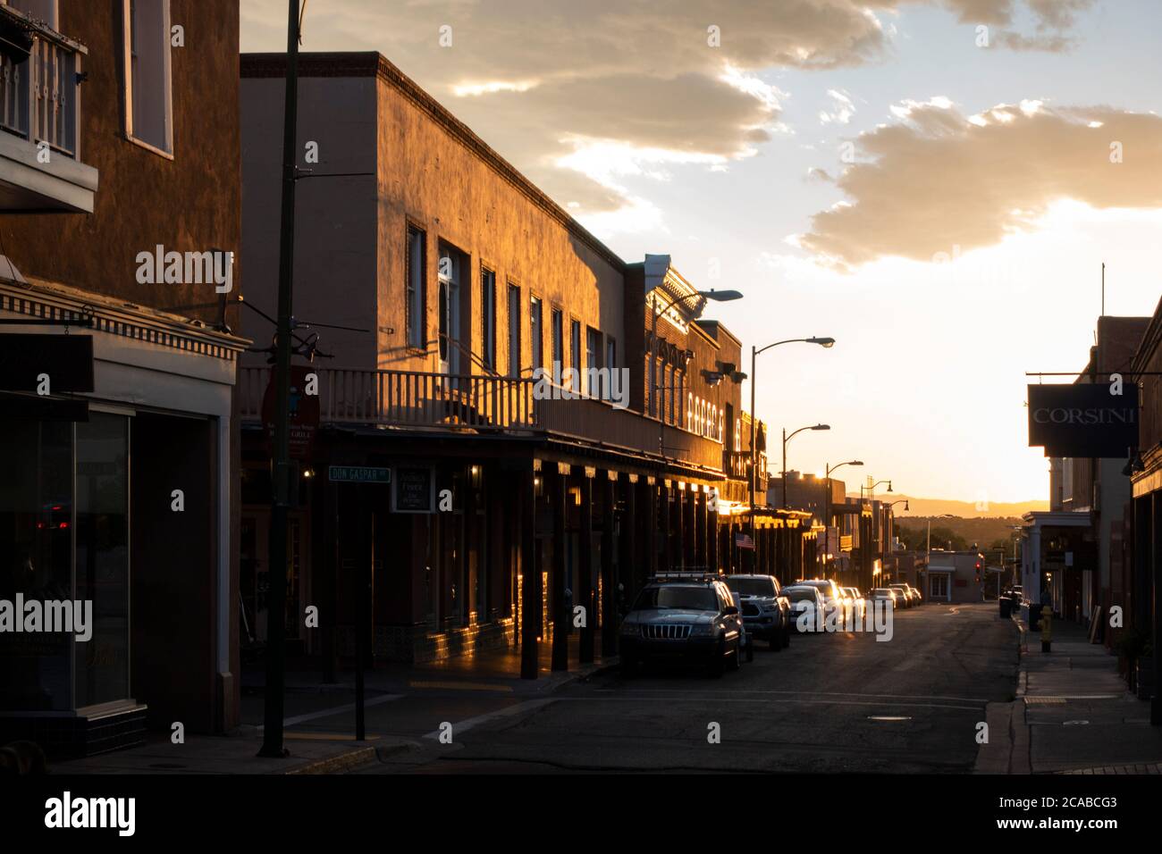 Riflessioni al tramonto guardando San Francisco Street a Santa Fe, New Mexico Foto Stock