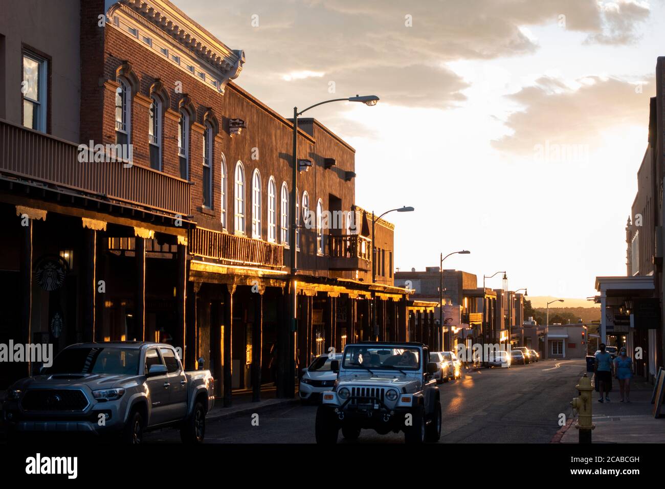 Riflessioni al tramonto guardando San Francisco Street a Santa Fe, New Mexico Foto Stock