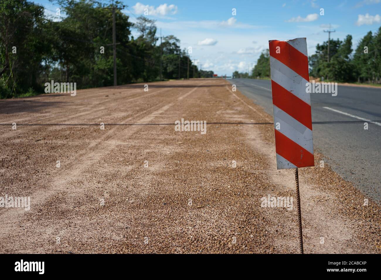 Segnali per prevenire i rischi di costruzione di strade in Thailandia Foto Stock