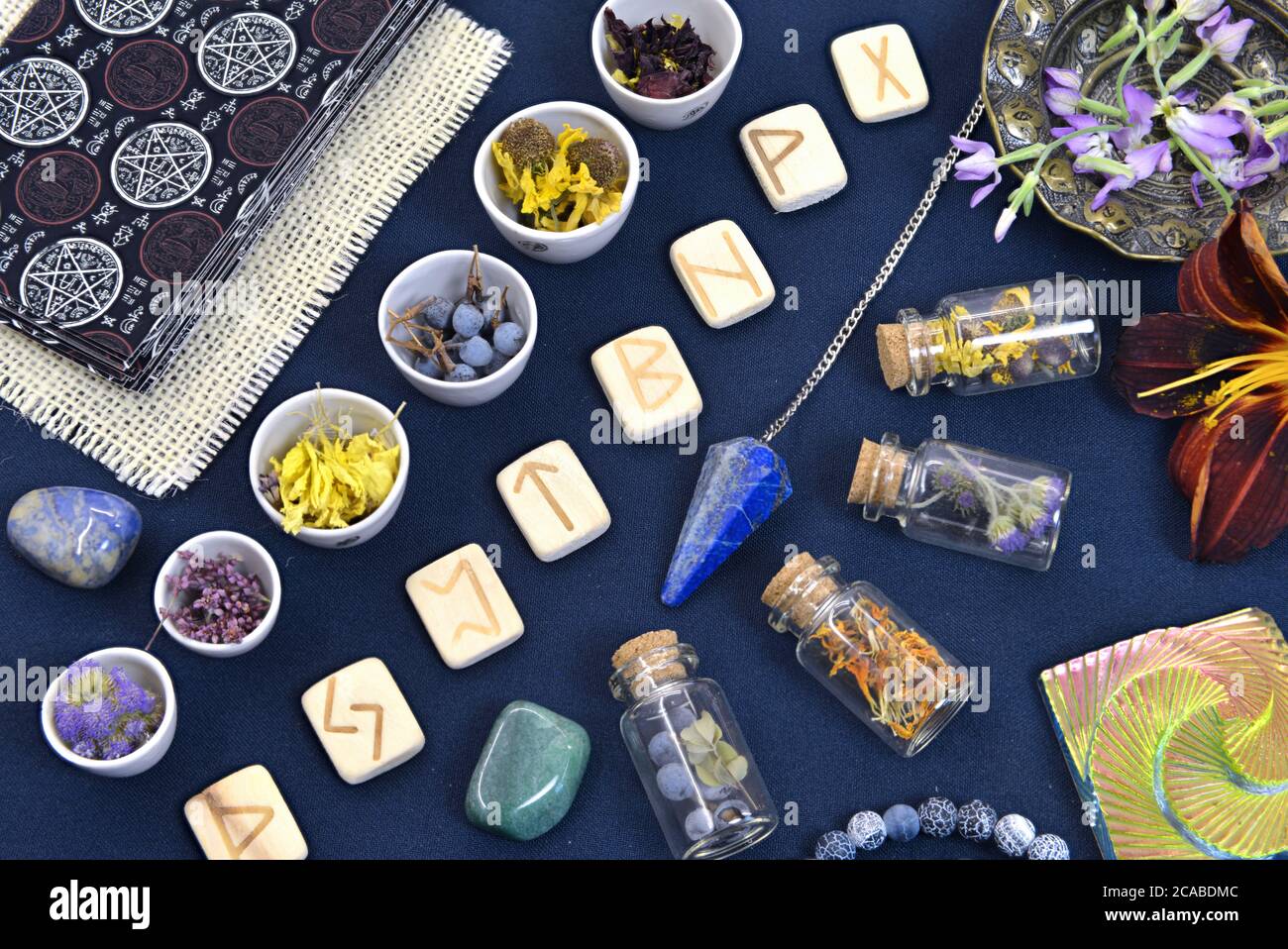 Vita morta Mystic con carte tarocchi, rune, cristallo e bottiglie con  elisir sul tavolo delle streghe. Sfondo esoterico, gotico e occulto con  oggetti magici A Foto stock - Alamy