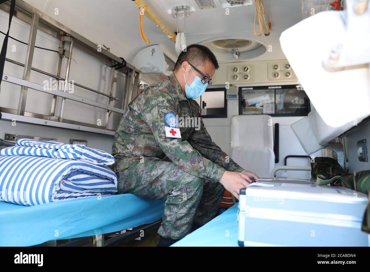 (200806) -- BEIRUT, 6 agosto 2020 (Xinhua) -- UN operatore sanitario controlla la fornitura medica nel campo delle truppe cinesi di mantenimento della pace in Libano nel sud del Libano, 5 agosto 2020. L'unità medica delle forze cinesi di mantenimento della pace in Libano ha dichiarato che fornirà assistenza medica a Beirut in seguito alle esplosioni mortali nel porto della capitale libanese martedì.su richiesta delle forze interinali dell'ONU in Libano (UNIFIL), Il diciottesimo lotto di truppe cinesi di peacekeeping in Libano ha organizzato un team di emergenza di nove personale medico da campi tra cui chirurgia, medicina interna, ustioni e. Foto Stock