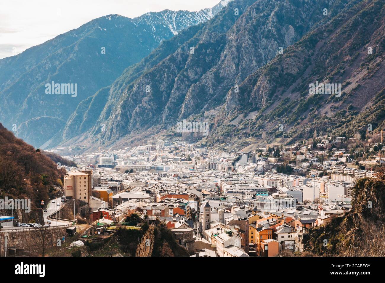 La città di Andorra la Vella, capitale di Andorra, situata nella valle della Gran Valira, nella parte meridionale dei Pirenei Foto Stock