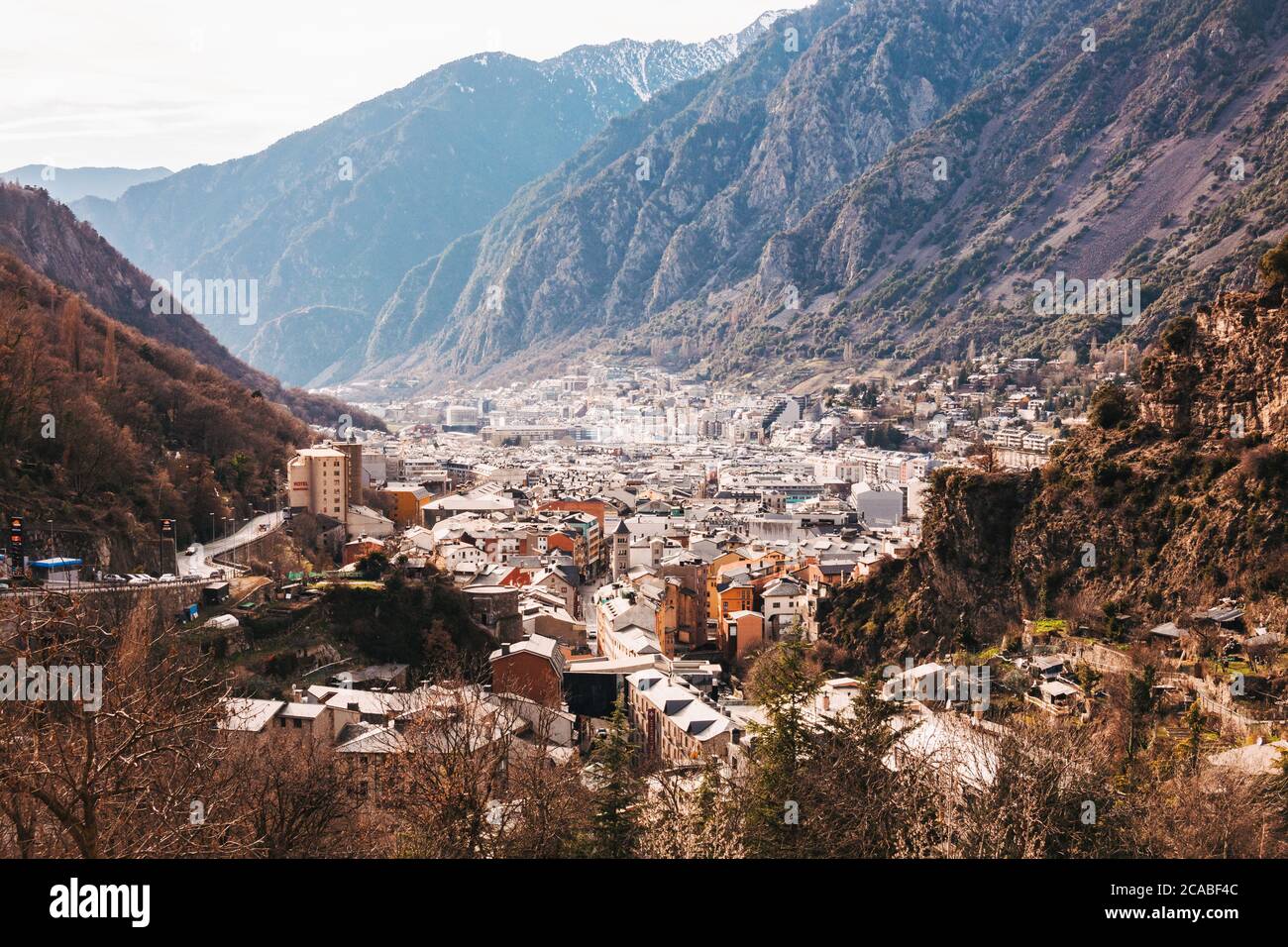 La città di Andorra la Vella, capitale di Andorra, situata nella valle della Gran Valira, nella parte meridionale dei Pirenei. Ospita solo 23,000 residenti Foto Stock