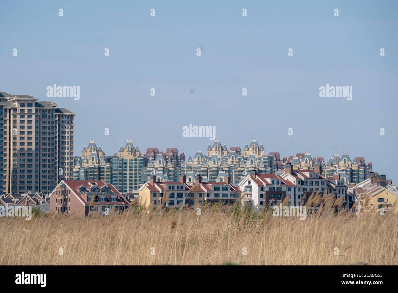 Grande area di nuove case residenziali sono costruite nel sobborgo cittadino. Foto Stock