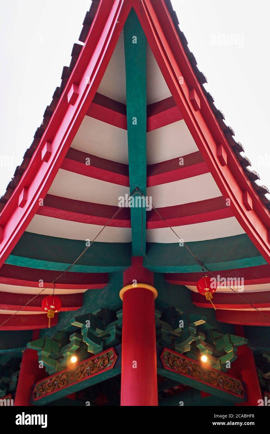 Parte del tetto di un tempio cinese con decorazione Foto Stock
