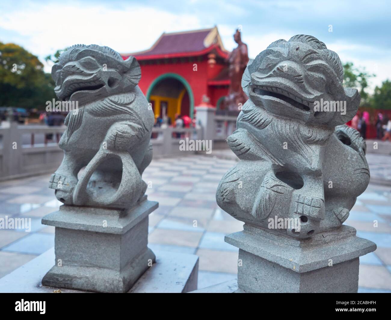 Due statue formate da diverse forme animali nel tempio cinese di Sam po Kong. Foto Stock