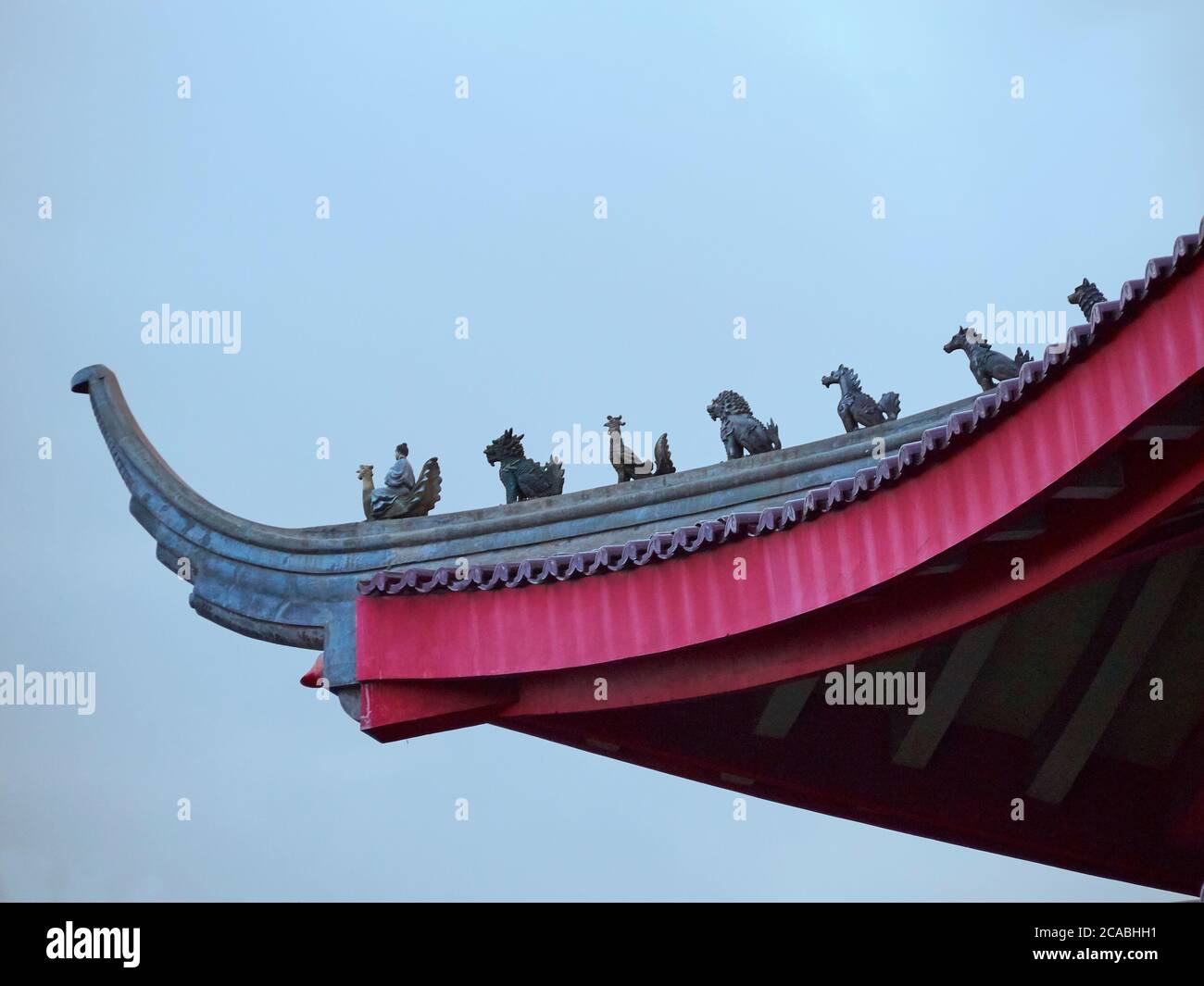 Decorazione animale sul tetto cinese del tempio a Semarang, Giava centrale, Indonesia. Tempio di Sam Poo Kong. Foto Stock