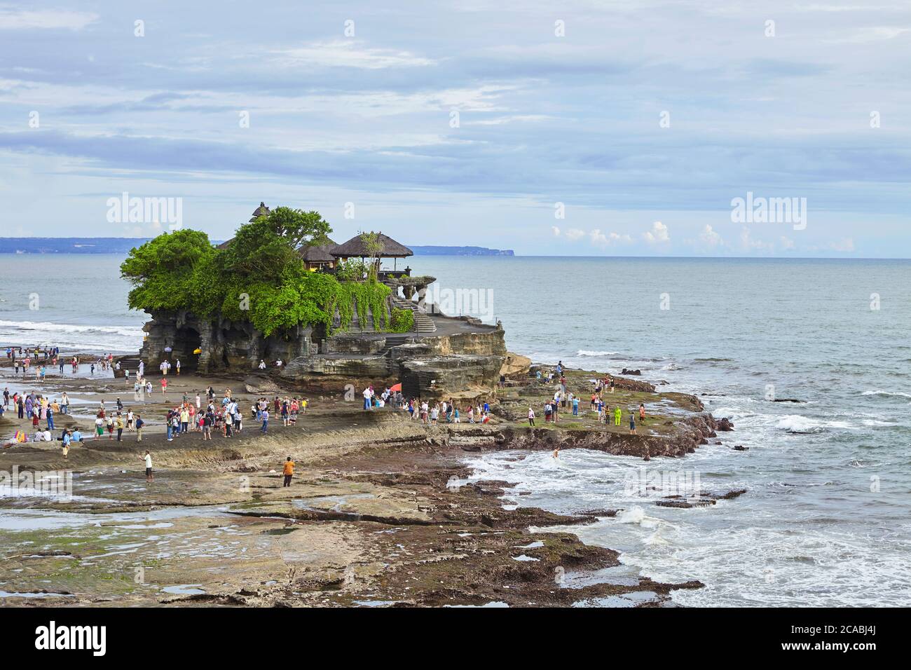 I turisti sparsi nella destinazione turistica del tempio induista a Tanah Lot, Bali, Indonesia Foto Stock