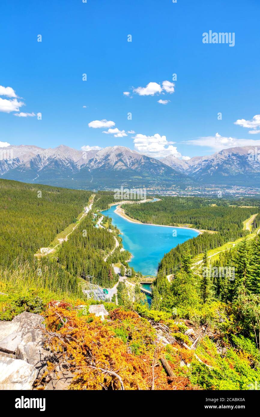 Vista dal percorso dei laghi grassi che domina il lago di Rundle Forebay e la città di Canmore con le Montagne Rocciose canadesi sullo sfondo. Foto Stock