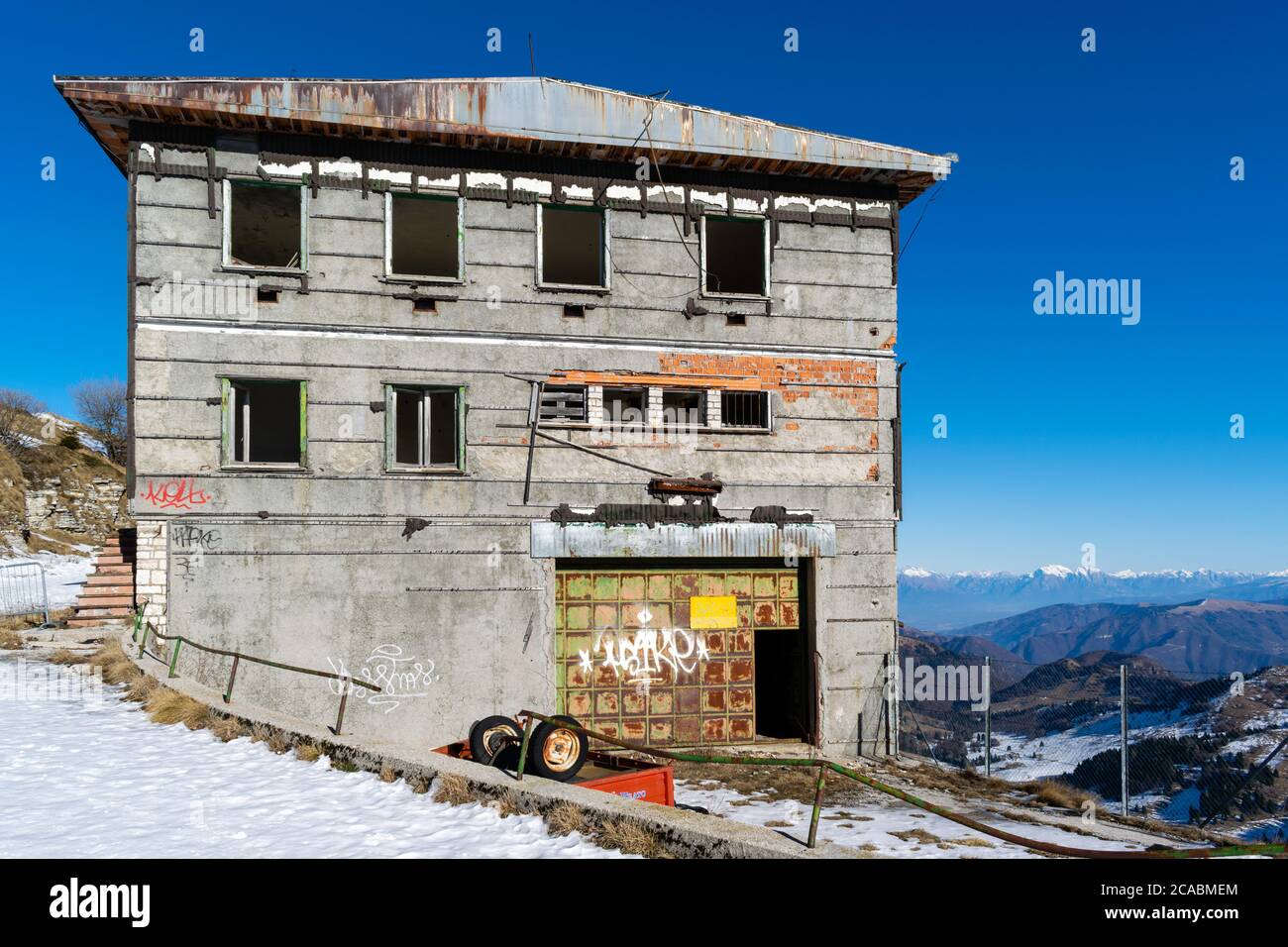 Vista generale dell'edificio abbandonato. Edificio abbandonato situato sul Monte Grappa (Veneto, Italia), teatro di scontri decisivi durante la prima guerra mondiale Foto Stock