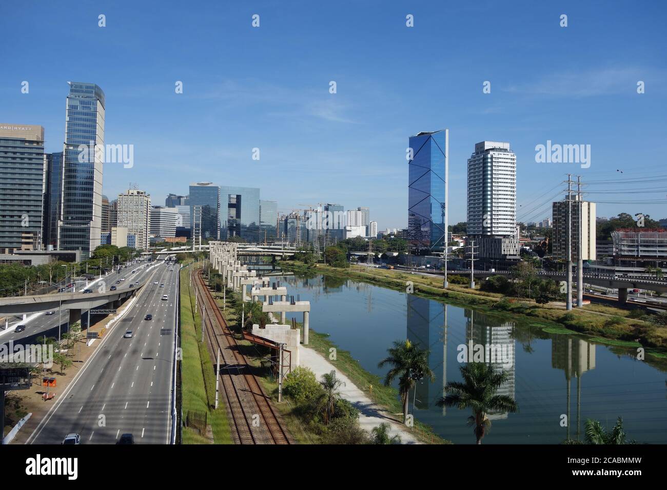 SAO PAULO, BRASILE - 18 luglio 2020: Sao Paulo/Brasile: Fiume Tiete, paesaggio urbano ed edifici Foto Stock