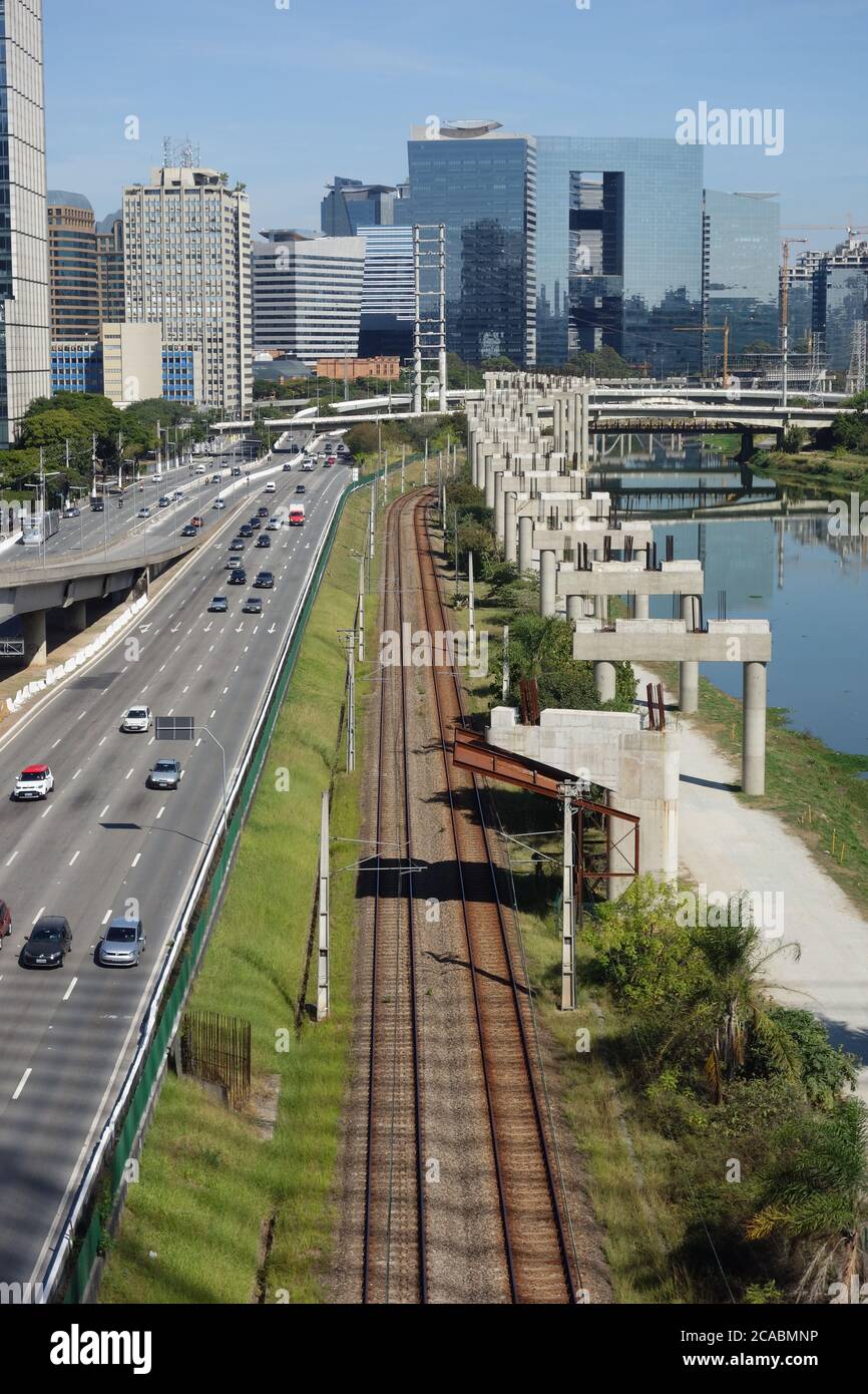 SAO PAULO, BRASILE - 18 luglio 2020: Sao Paulo/Brasile: Fiume Tiete, paesaggio urbano ed edifici Foto Stock