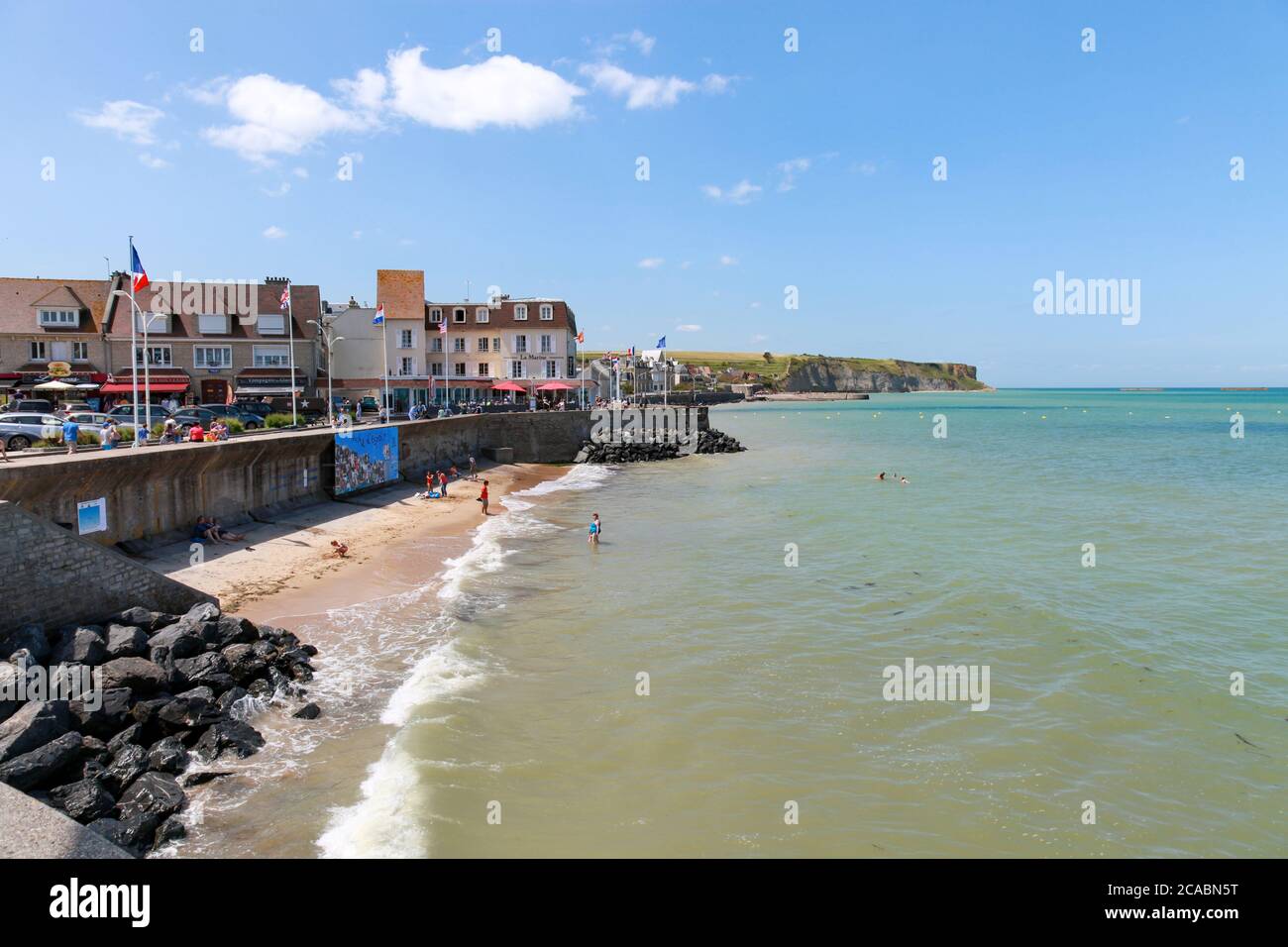 La graziosa cittadina balneare di Arromanches sulla costa della Normandia in Francia. Foto Stock