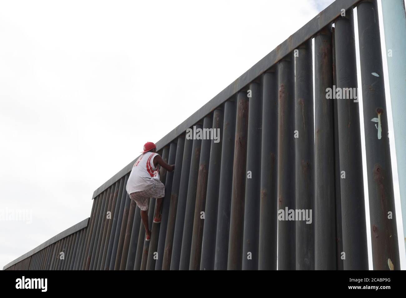 Tijuana, Messico. 05 agosto 2020. I migranti salgono sul muro che divide il Messico dagli Stati Uniti, in un'area che è limitata dalla contingenza COVID-19 sulle spiagge di Tijuana. (Foto di David Peinado/Pacific Press) Credit: Pacific Press Media Production Corp./Alamy Live News Foto Stock Tijuana, Messico. 05 agosto 2020. I migranti salgono sul muro che divide il Messico dagli Stati Uniti, in un'area che è limitata dalla contingenza COVID-19 sulle spiagge di Tijuana. (Foto di David Peinado/Pacific Press) Credit: Pacific Press Media Production Corp./Alamy Live News Foto Stock