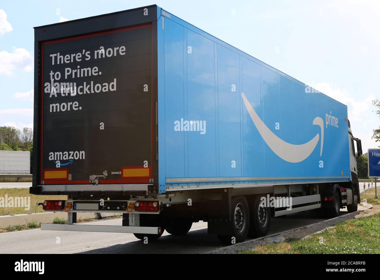 Amazon Truck in un parcheggio autostradale sull'autostrada A 61 vicino a  Ludwigshafen, Germania (Augsut 04, 2020 Foto stock - Alamy