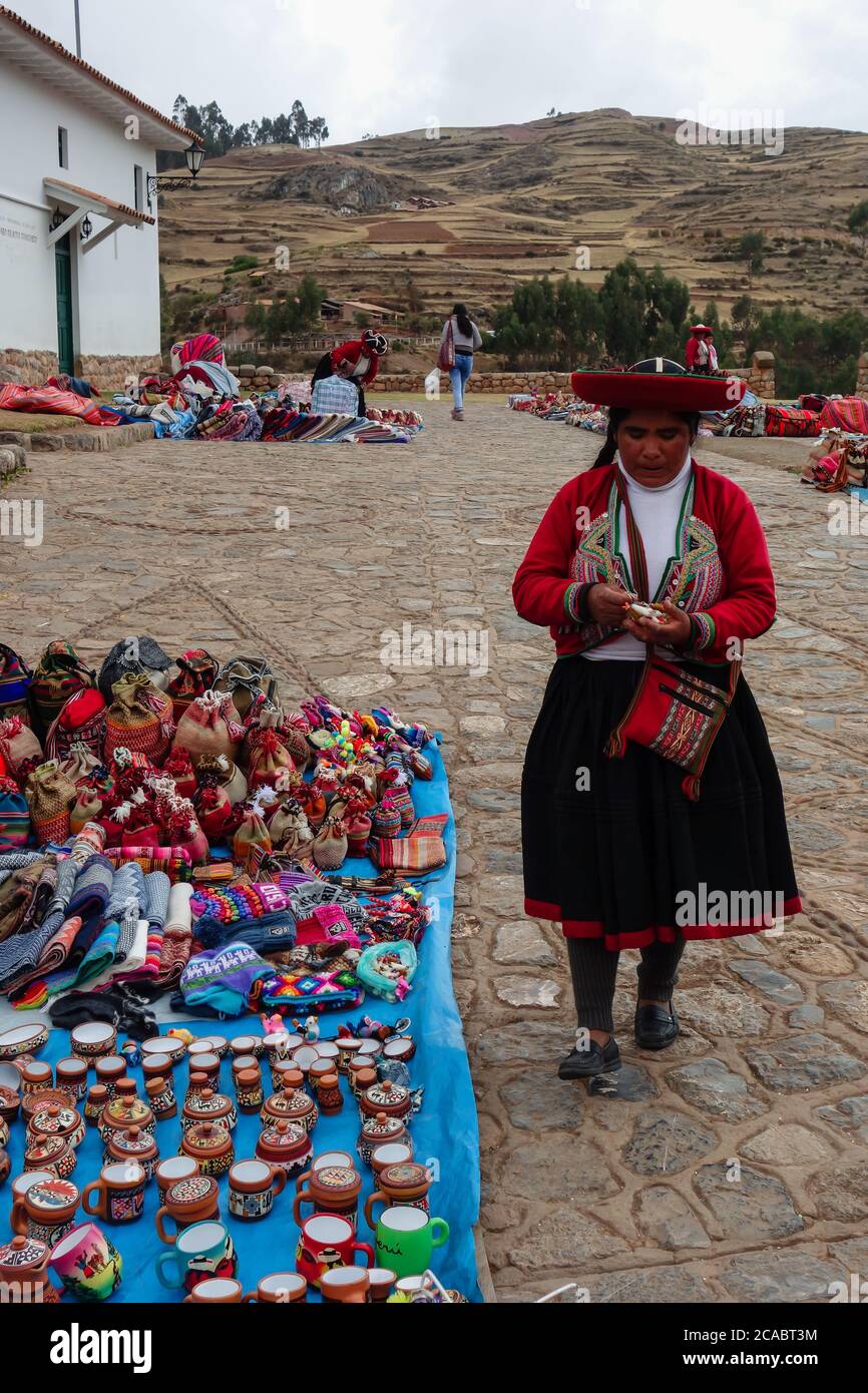 CUSCO, PERÙ - 01 ottobre 2019: Cusco, Perù: Donne in abbigliamento tradizionale inca vendita di artigianato nel villaggio di Chinchero, sulla valle sacra. Foto Stock