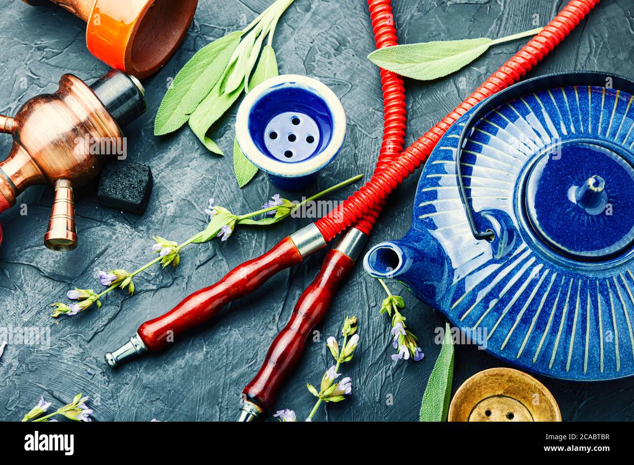 Tabacco per narghilè in un vaso di argilla per fumo shisha Foto stock -  Alamy