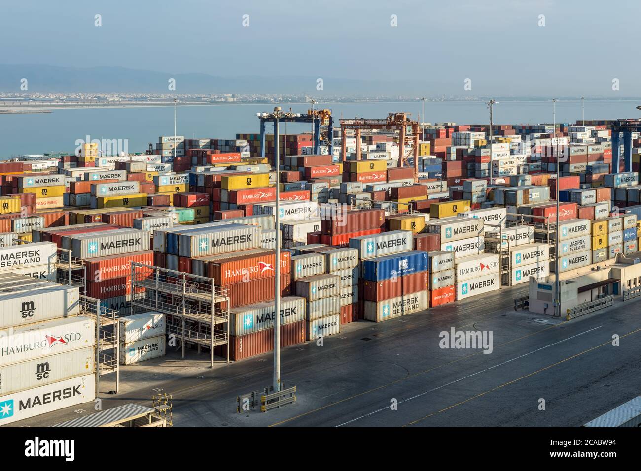 Salalah, Oman - 19 novembre 2019: Contenitori impilati nel porto di Salalah in Oman. Il porto di Salalah è il principale porto di accesso regionale dell'Oman e dei trasporti Foto Stock