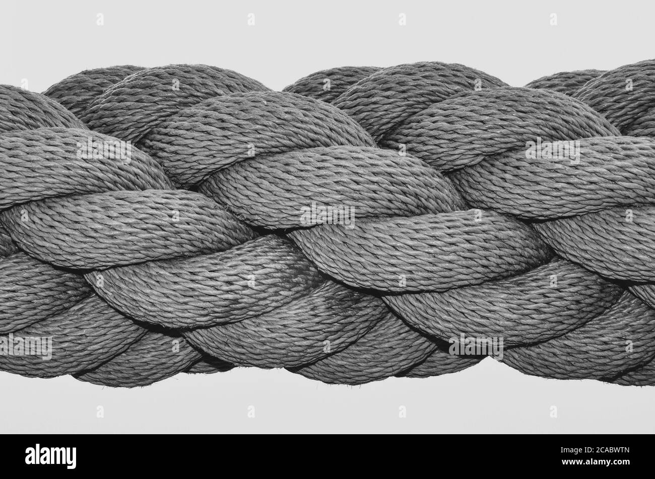 Immagine ravvicinata in bianco e nero di una spessa fune industriale, con molte lunghezze di fune avvolte insieme a spirale. Foto Stock
