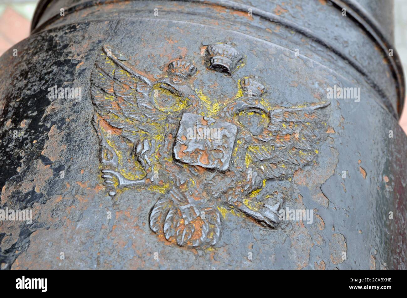Stemma dell'Impero Russo su un cannone di ghisa del 18 ° secolo. Foto Stock