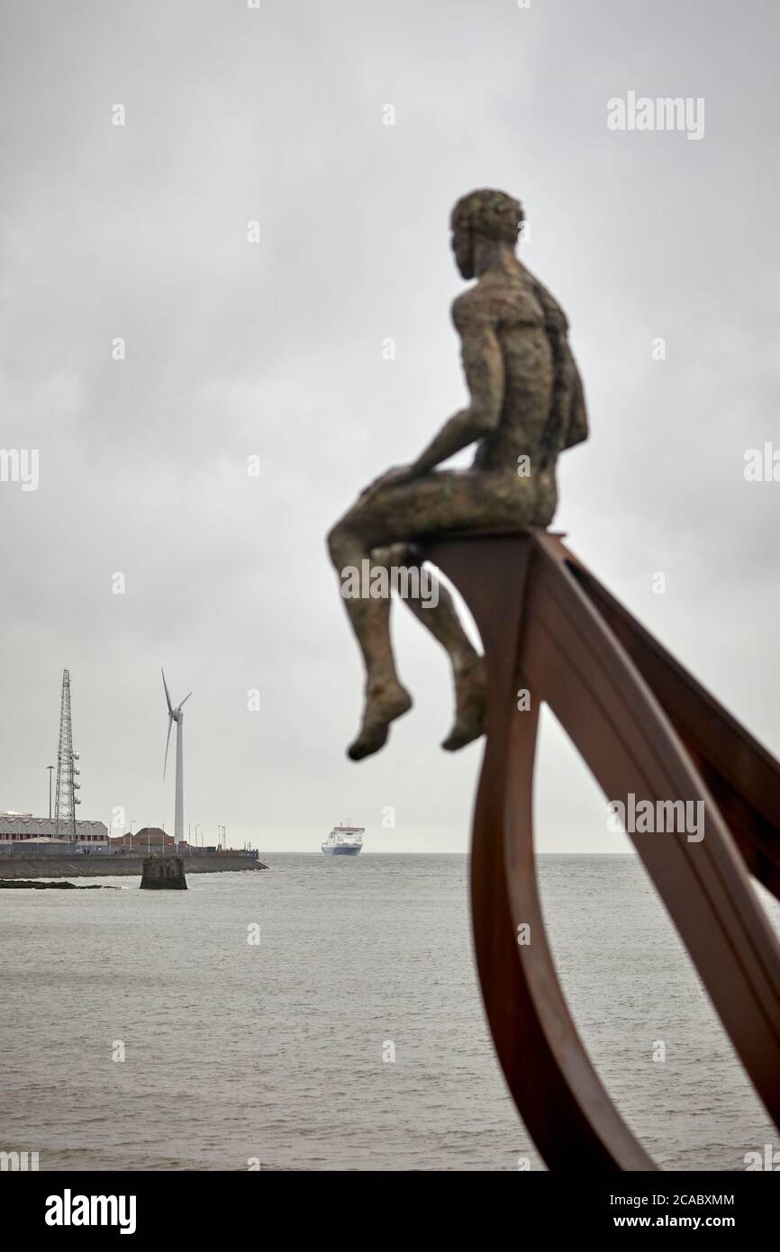 Heysham scultura DI NAVE e due figure a Half Moon Bay dell'artista Anna Gillespie vicino al porto Foto Stock