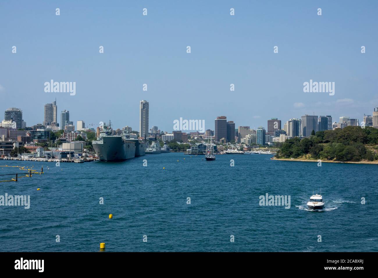 Vista dello skyline di Sydney, Woolloomoolo e la base navale di Garden Island dal Porto di Sydney, Sydney, Australia Foto Stock