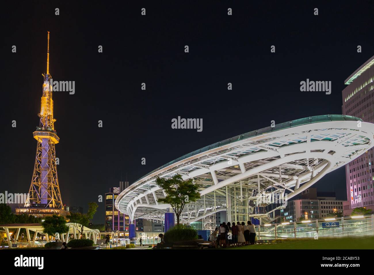 Nagoya, Giappone - 14 Maggio 2016 : Oasi 21 e Torre televisiva a Sakae, Nagoya., Nagoya City scape di notte in Giappone. Foto Stock