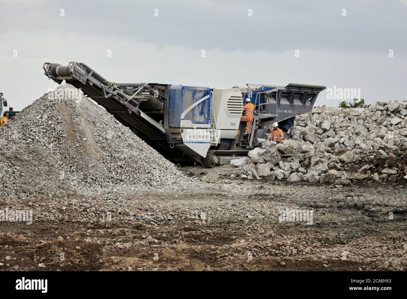 Openshaw Greater Manchester, macchina per la frantumazione di pietre sul sito della vecchia fabbrica di GEC Foto Stock