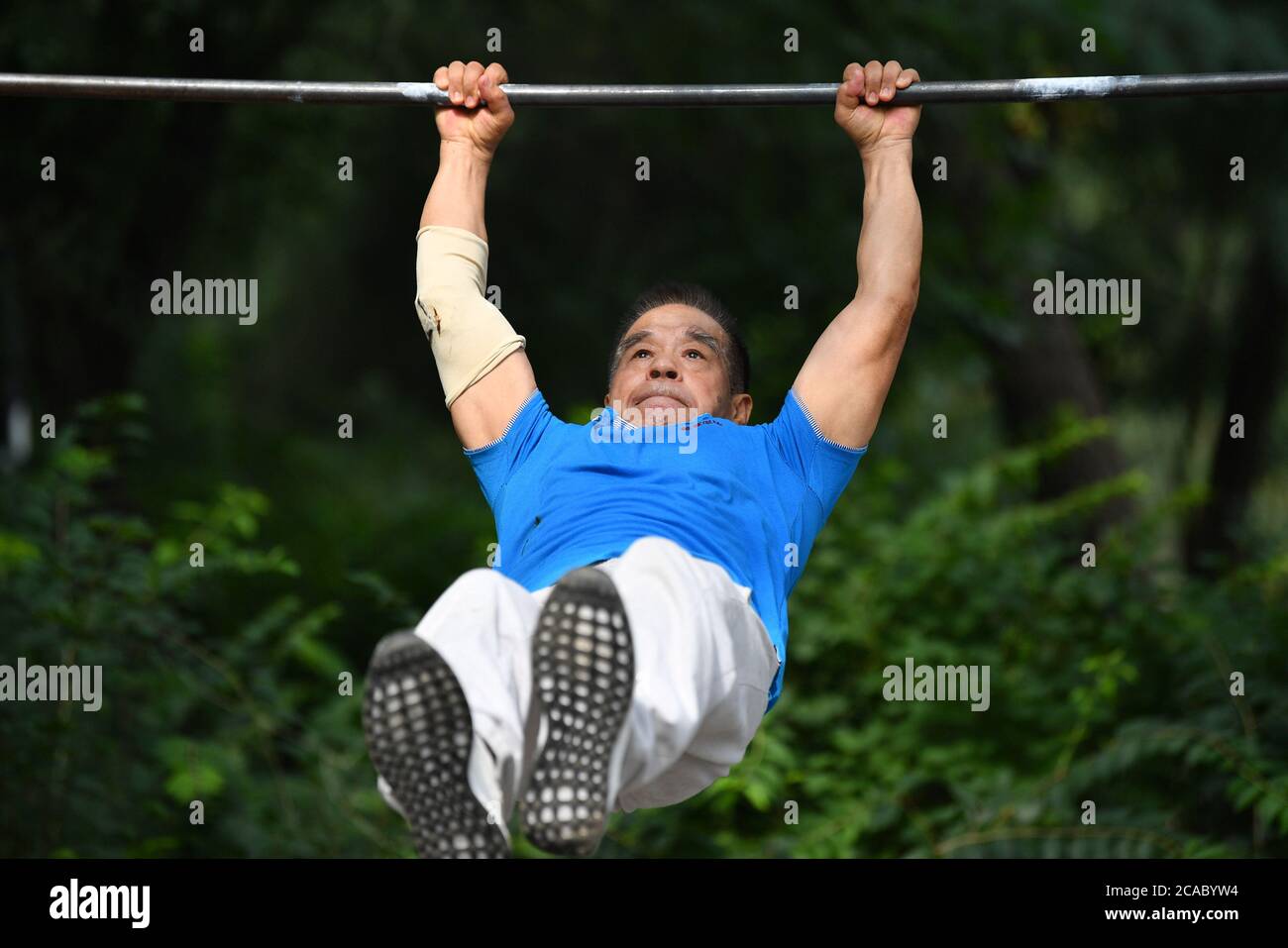 (200806) -- TIANJIN, 6 agosto 2020 (Xinhua) -- Wang Yuecheng, 71 anni, pratica la ginnastica nel Parco Xigu, nel Tianjin della Cina settentrionale, 4 agosto 2020. Dieci anni fa un gruppo di anziani ha formato un team di ginnastica a Tianjin. Si esercitarono regolarmente come esercizio fisico quotidiano. Il team conta ora più di 20 membri con un'età media di 68 anni. "L'esercizio ci fa mantenere un buon stato fisico, che è molto utile per migliorare la qualità della vita." ha affermato Tong Yugen, il leader del team di 66 anni. Man mano che la squadra diventa più conosciuta, più di 100 appassionati di fitness si sono Uniti a loro in excercise everyda Foto Stock