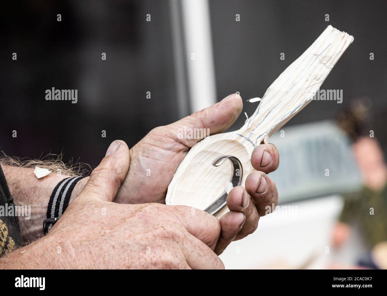 Artigiano che utilizza l'attrezzo tradizionale per fare un cucchiaio di legno. REGNO UNITO Foto Stock