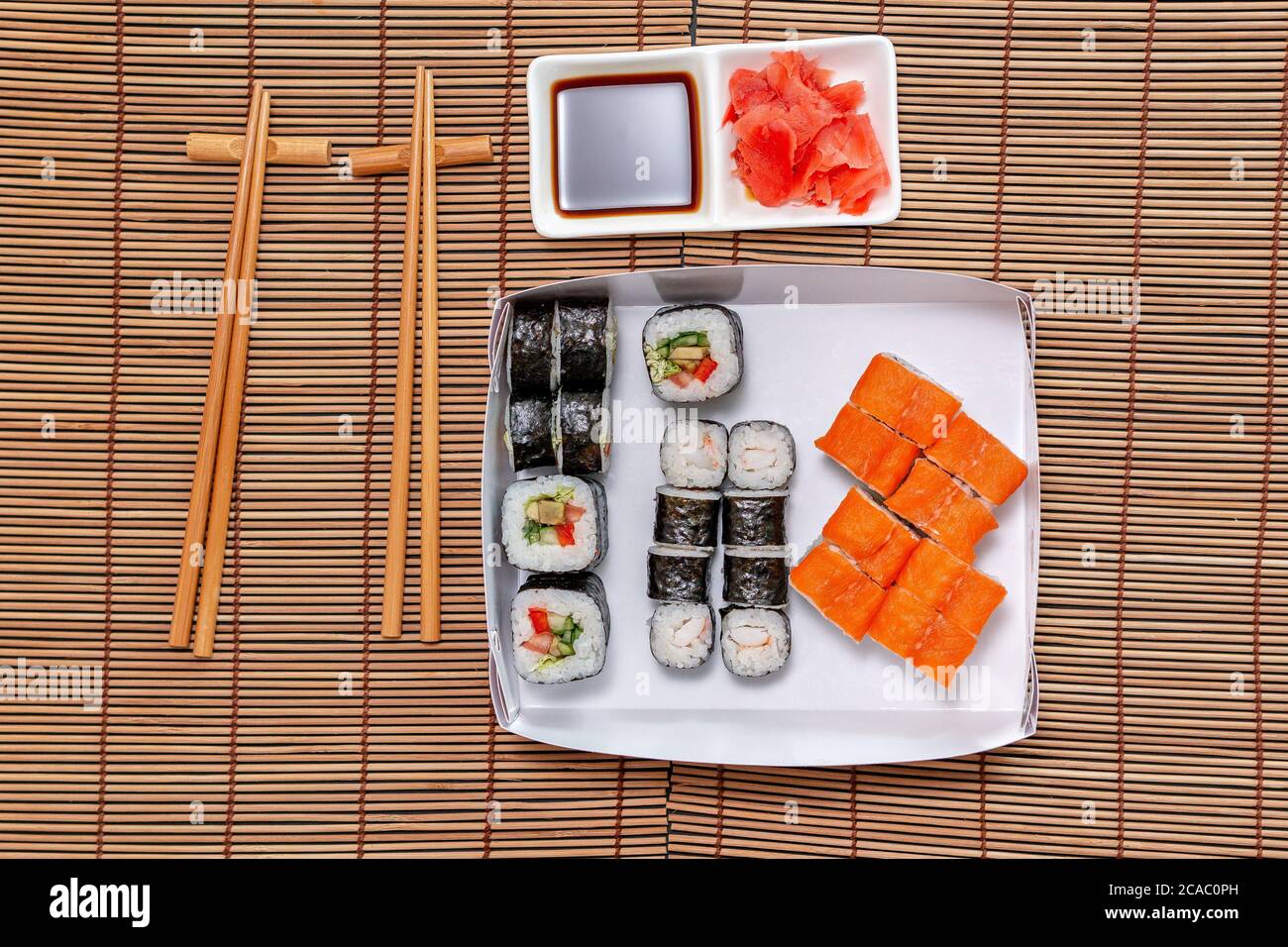 sushi con zenzero sottaceto di salsa di soia, servito su fondo di pietra. Vista dall'alto, disposizione piatta Foto Stock