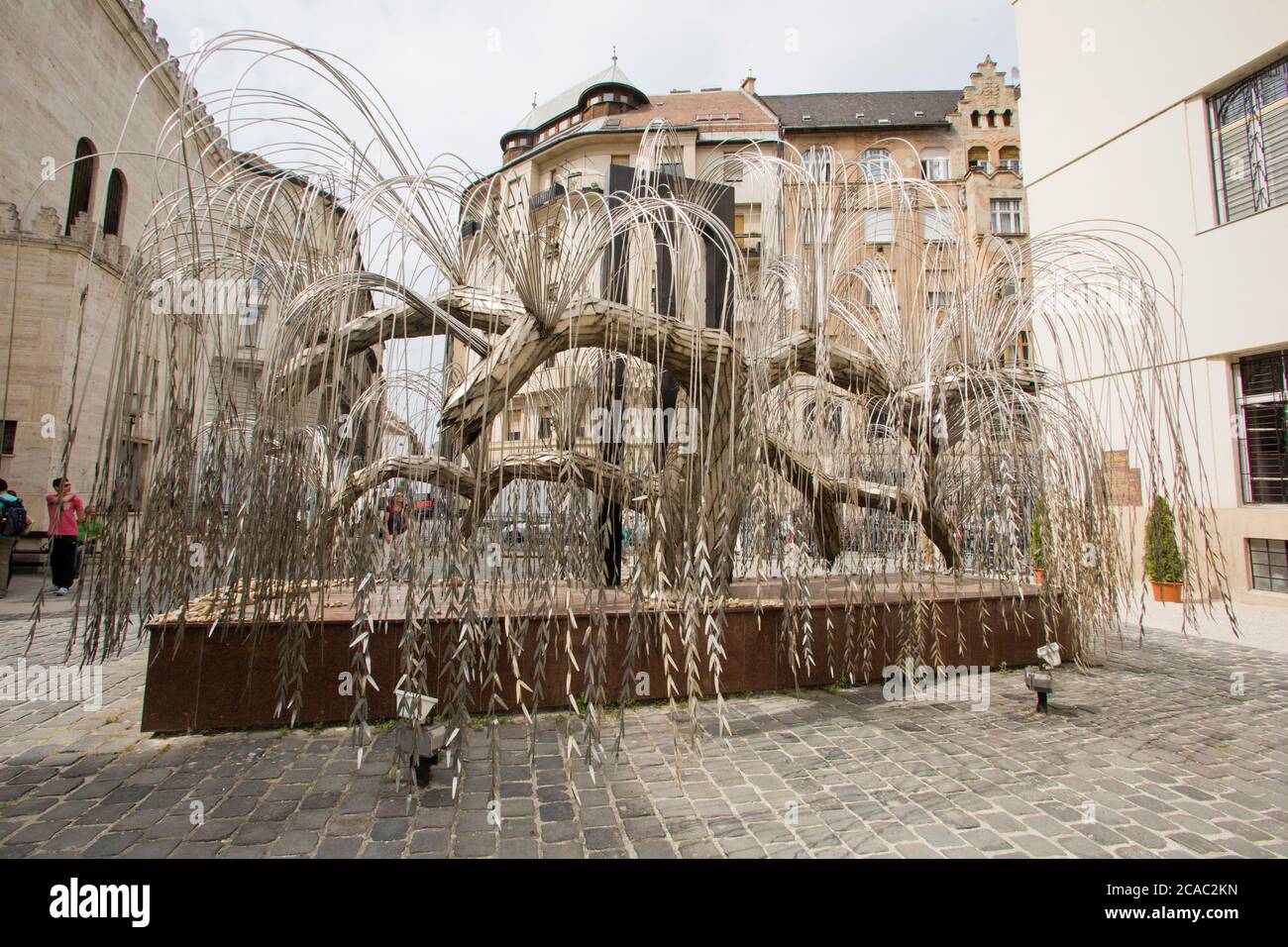 Il salice piangente Scultura nel giardino commemorativo del grande Sinagoga di Budapest Foto Stock