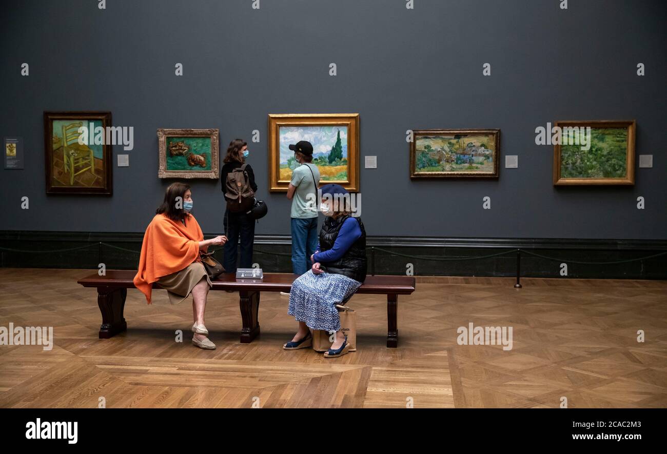 Pechino, Gran Bretagna. 4 luglio 2020. I visitatori che indossano maschere facciali sono visti durante la stampa di osservazione della National Gallery post lockdown a Londra, Gran Bretagna, 4 luglio 2020. PER ANDARE CON XINHUA TITOLI DI AGOSTO. 6, 2020 Credit: Han Yan/Xinhua/Alamy Live News Foto Stock