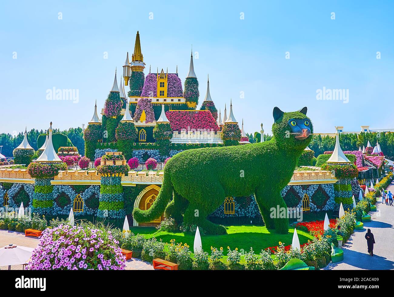 DUBAI, Emirati Arabi Uniti - 5 MARZO 2020: L'installazione del gatto di fronte al castello floreale di Miracle Garden con molte piccole torri, coperte di piante verdi e. Foto Stock