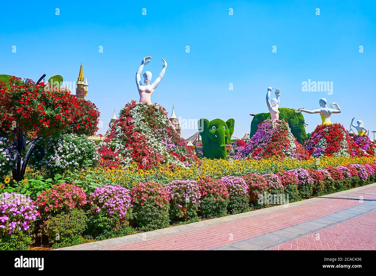 DUBAI, Emirati Arabi Uniti - 5 MARZO 2020: Passeggia lungo il vicolo panoramico del Miracle Garden, paesaggistico con incredibili petunia e girasoli e decorato con figure di dan Foto Stock